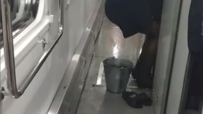 Реалії "Укрзалізниці": пасажирам поїзду "Харків-Київ" затопило речі (ВІДЕО)