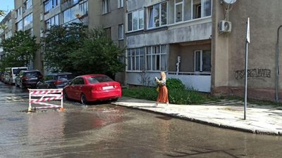 У центрі Львова б'є фонтан з каналізаційного люка (ФОТО)
