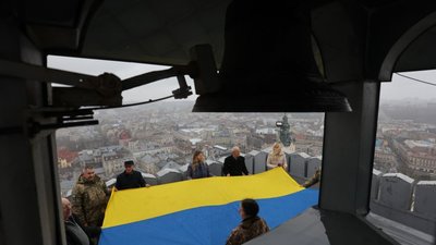 Над вежею львівської Ратуші урочисто підняли національний прапор (ВІДЕО)