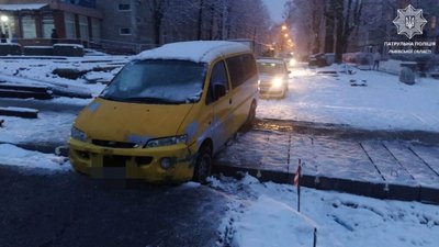 У Львові п’яний водій зачепив жінку, але далеко не втік через розриту дорогу (ФОТО)
