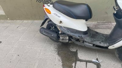 У центрі Львова скутер Glovo в’їхав у болард (ФОТО)