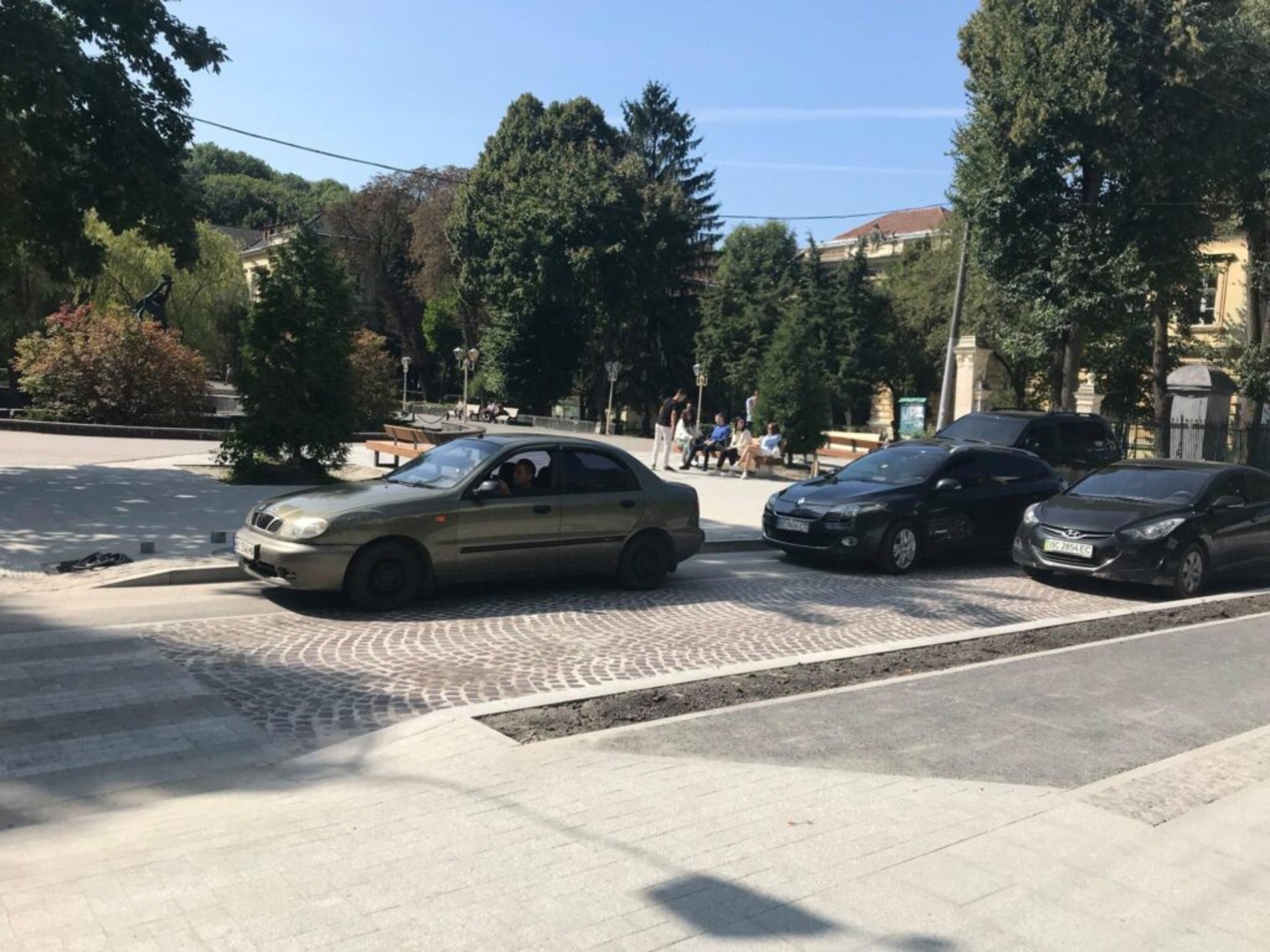 У Львові вулиця Пекарська перетворилась на парковку, фото Гаряча лінія міста Львова