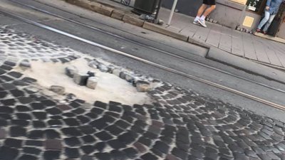 У Львові на вулиці Франка розсипається бруківка (ФОТО)