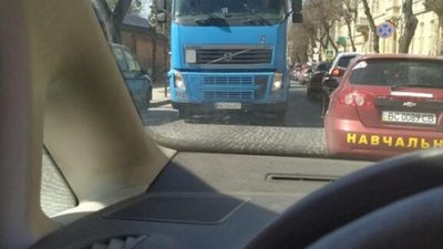 У Львові вантажівка перекрила рух транспорту (ФОТО)