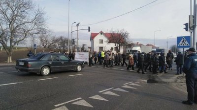 На Львівщині люди перекрили міжнародну трасу