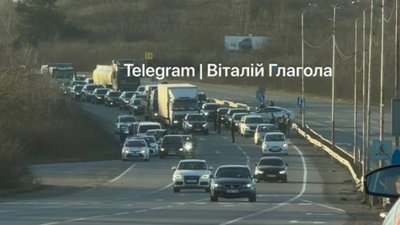 Біля Ужгорода ТЦК перекрили трасу Київ-Чоп