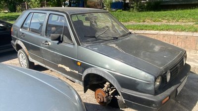 У Львові два місяці без коліс простоює автомобіль