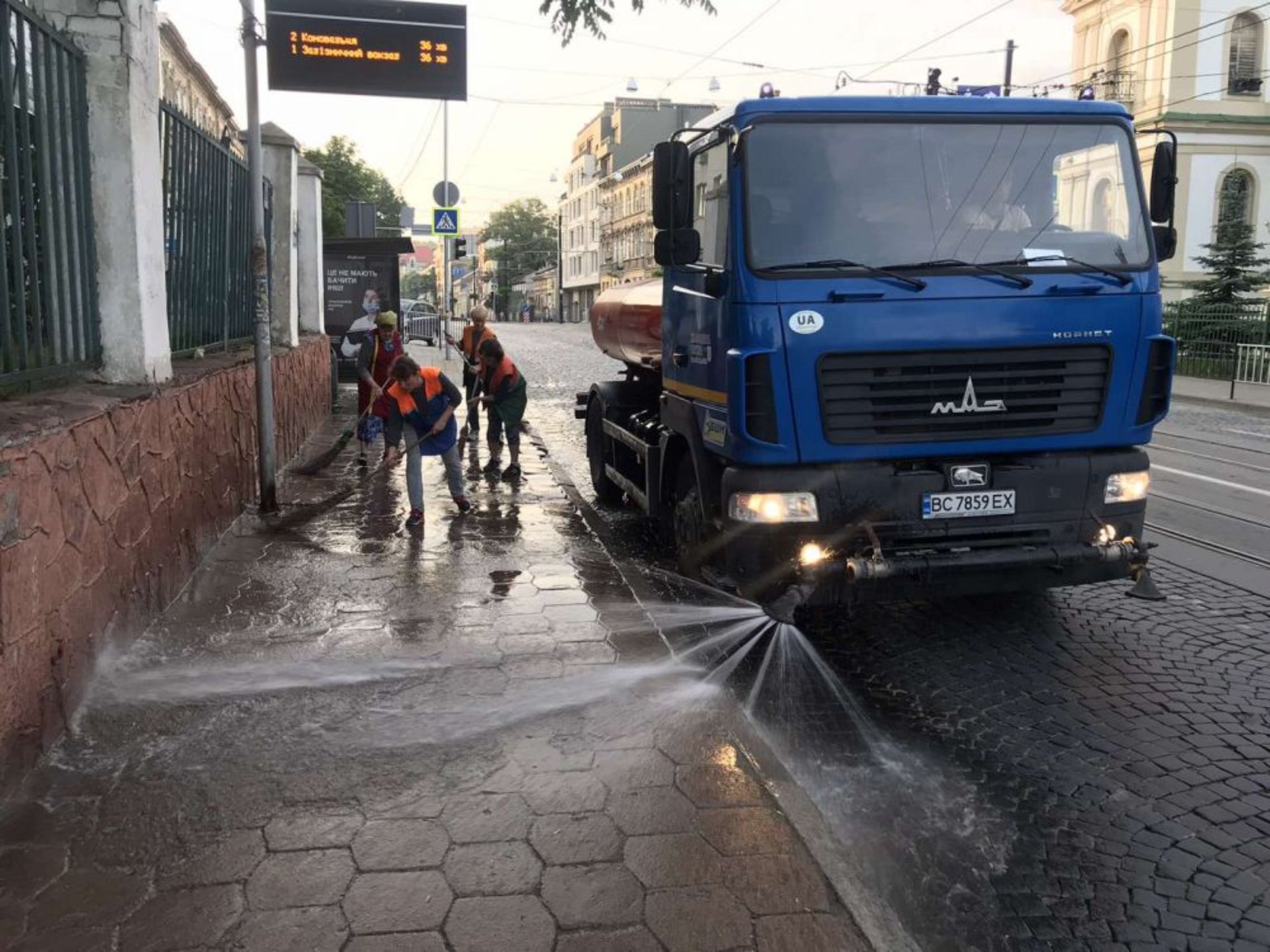 У Львові комунальники продовжують прибирати наслідки негоди, фото ЛМР