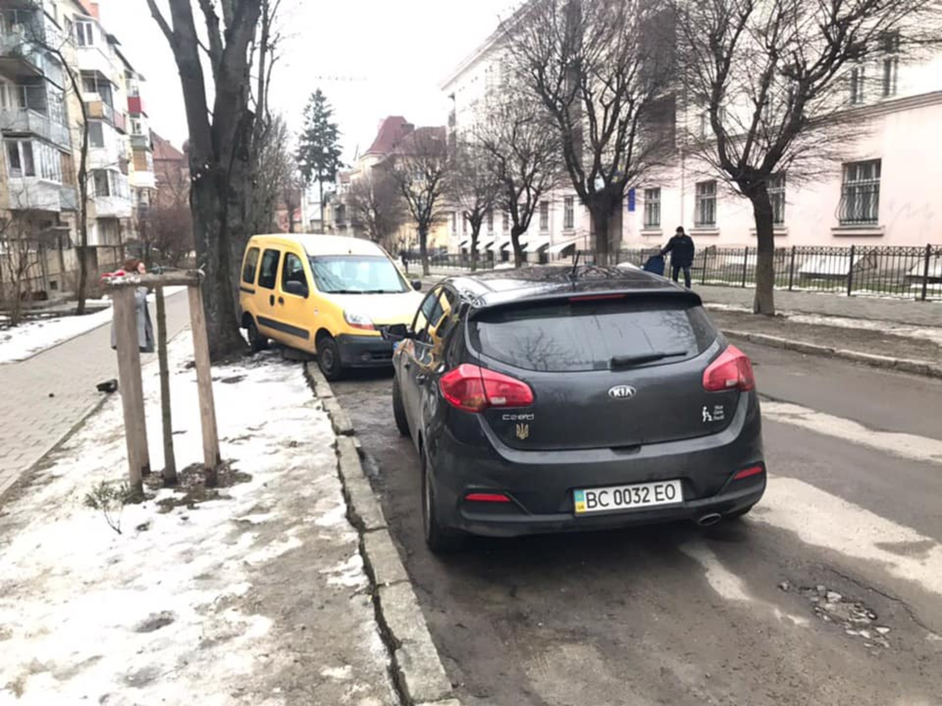 У Львові нетверезий водій в’їхав у припарковане авто. Фото: Варта1.