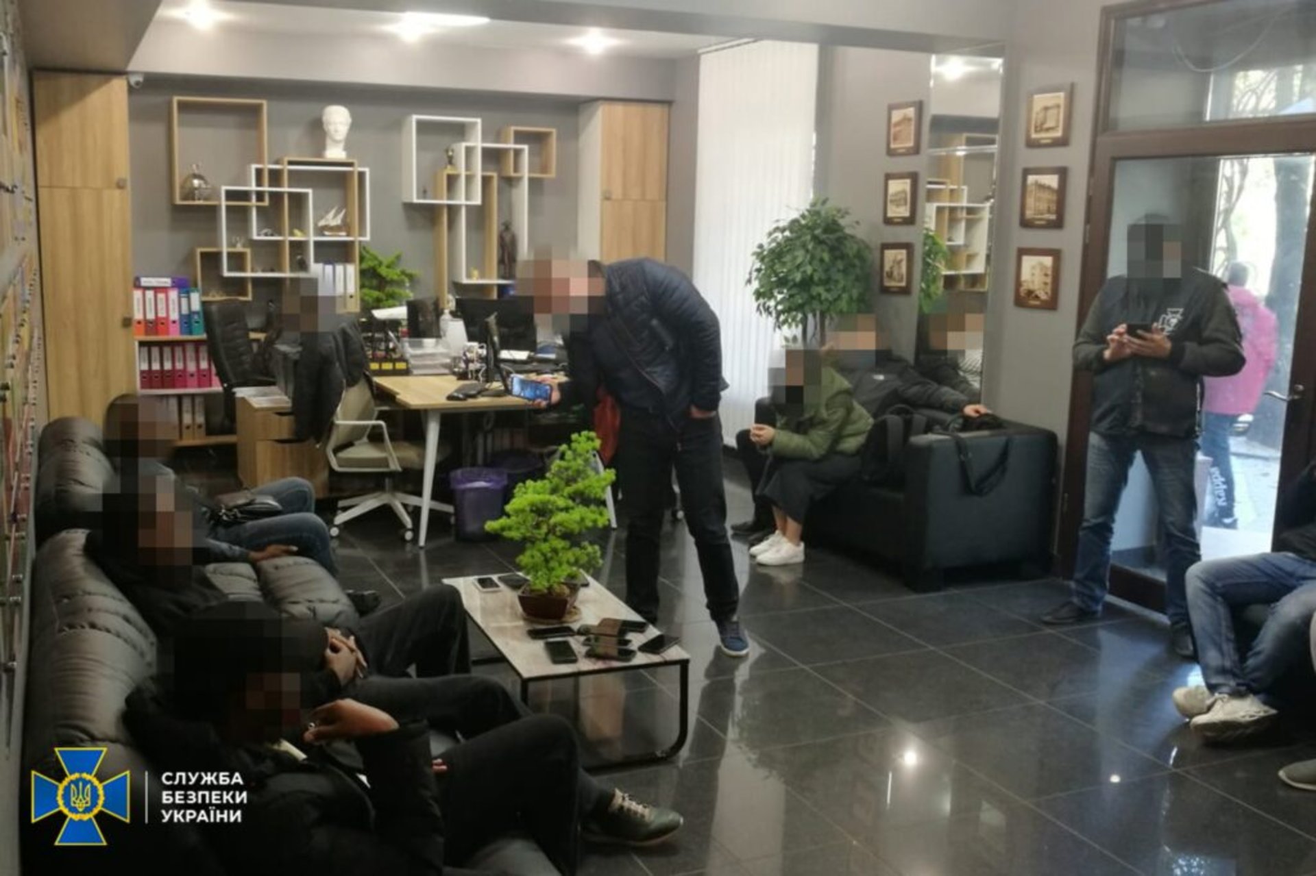 СБУ викрила ділків, які незаконно «легалізували» в Україні 3,5 тис. іноземців