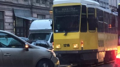 У Львові автомобіль не розминувся із трамваєм (ФОТО)