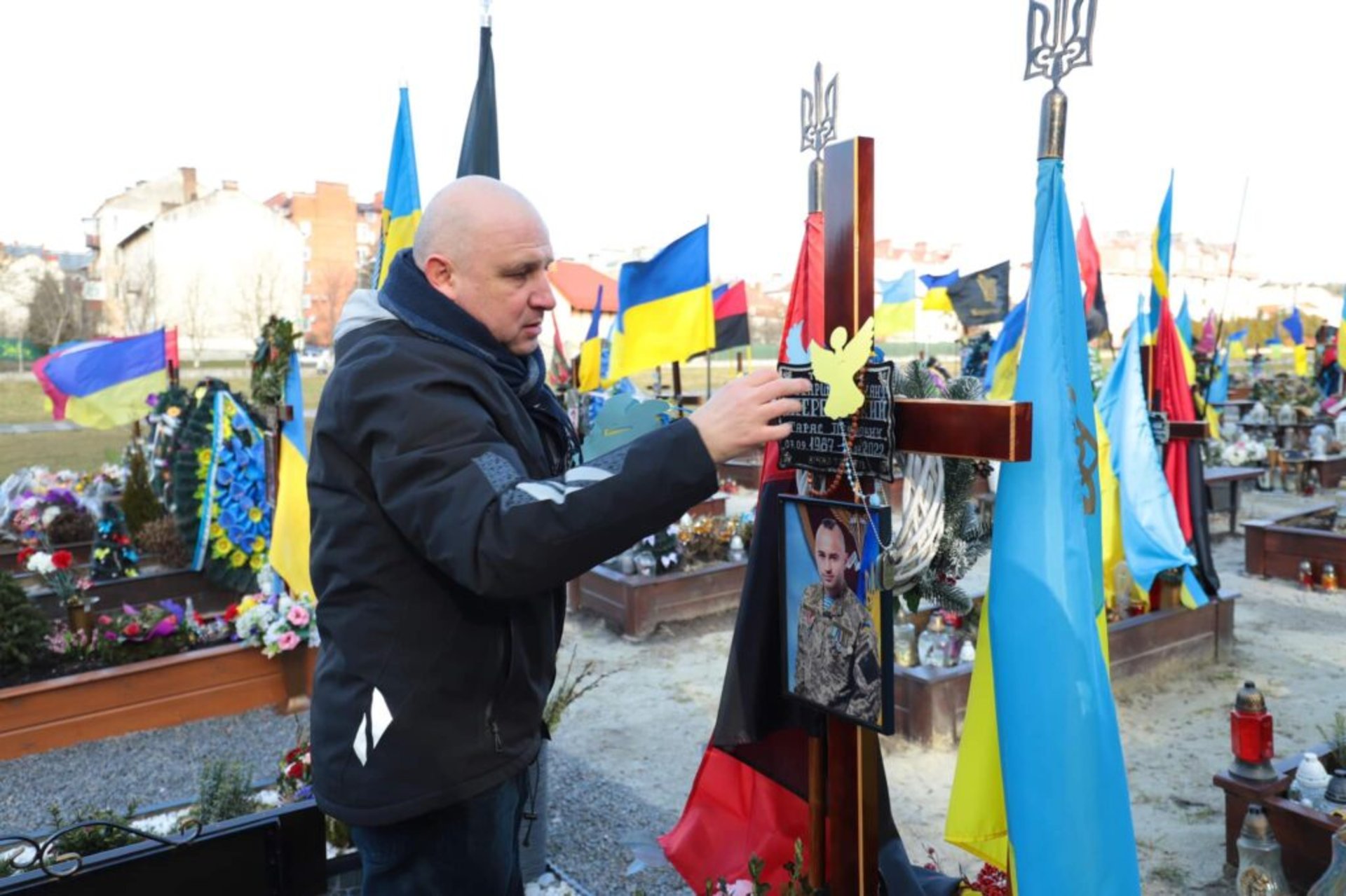 У Львові на могилах українських Героїв розвісили понад 400 ангеликів
