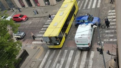 У Львові інкасаторське авто з проблисковими маячками влетіло в автомобіль (ВІДЕО)