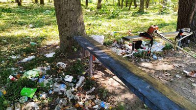 На Львівщині у міському парку демонтували лавки... через пияків (ФОТО)
