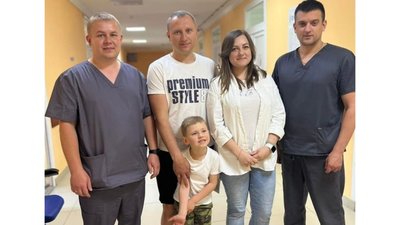 Львівські медики через маленький розріз видалили жінці 15-сантиметрову пухлину