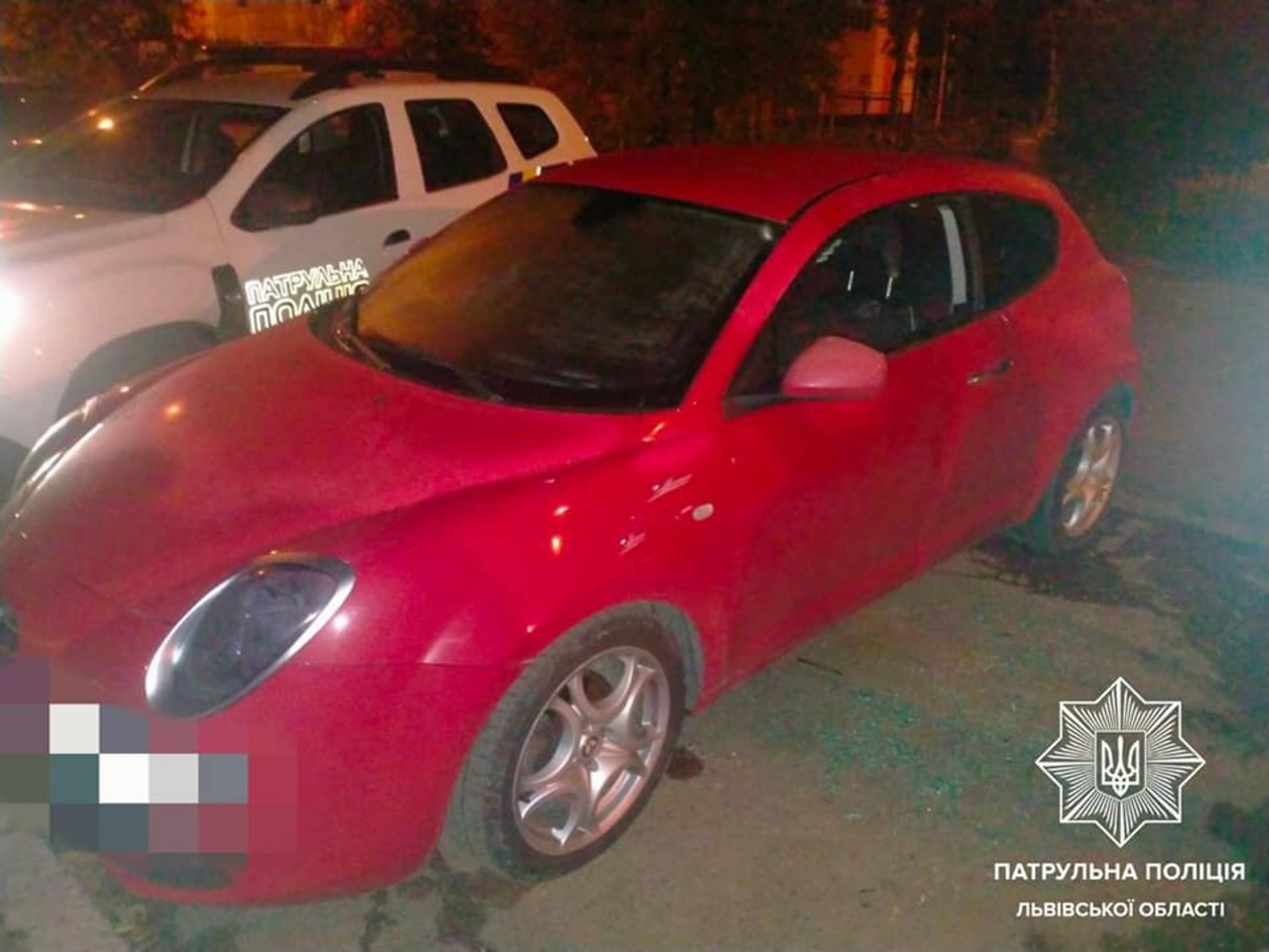 У Львові вночі 34-річний чоловік розбив скло у автомобілі