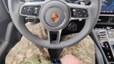 Киянин відправився на фронт на власному Porsche з салону