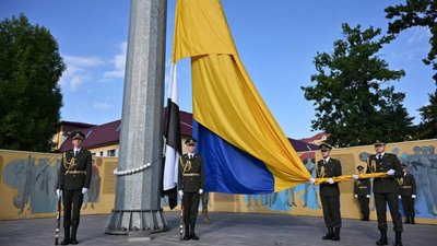 Захисниця Маріуполя Еліна Мединіна підняла у Львові Прапор надії