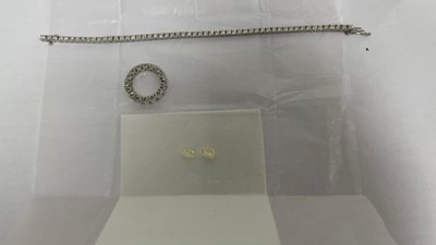 У «Борисполі» виявили пасажира з діамантами на мільйон гривень (ФОТО, ВІДЕО)
