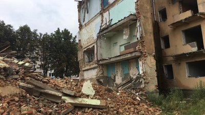 У Дрогобичі після обвалу другої частини будинку демонтували сходову клітку (ФОТО, ВІДЕО)