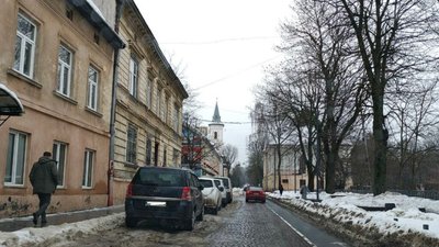 У Львові велосипедну доріжку перетворили на парковку