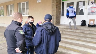 У Львові викликали поліцію через проведення опитування Зеленського (ФОТО)
