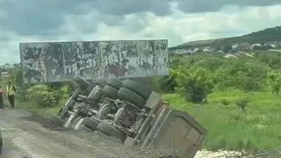 На Львівщині вантажівка злетіла з дороги (ВІДЕО)
