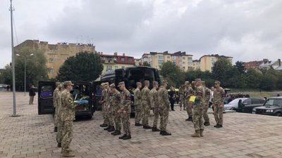 У Львові попрощалися з воїном та медичкою, яка намагалася його врятувати (ФОТО)
