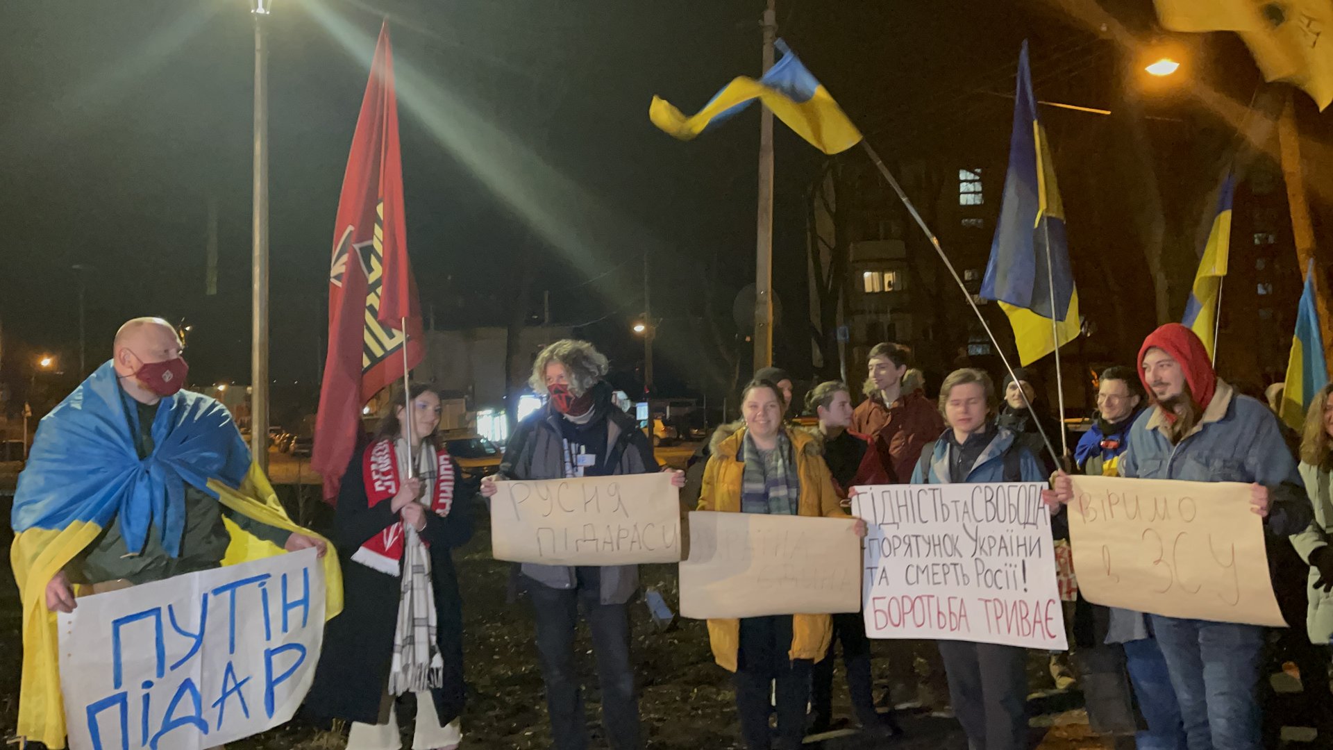 У Львові під стінами Генконсульства РФ виконали Гімн України, фото Четверта студія