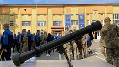 День Героїв у ліцеї Крут відзначили змаганнями і показами сучасного озброєння
