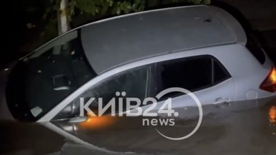 У Києві авто провалилось під асфальт через аварію на водогоні