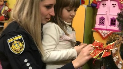 На Львівщині поліцейські допомогли святому Миколаю з подарунками