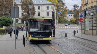 У Львові площею Ринок їздили автобуси