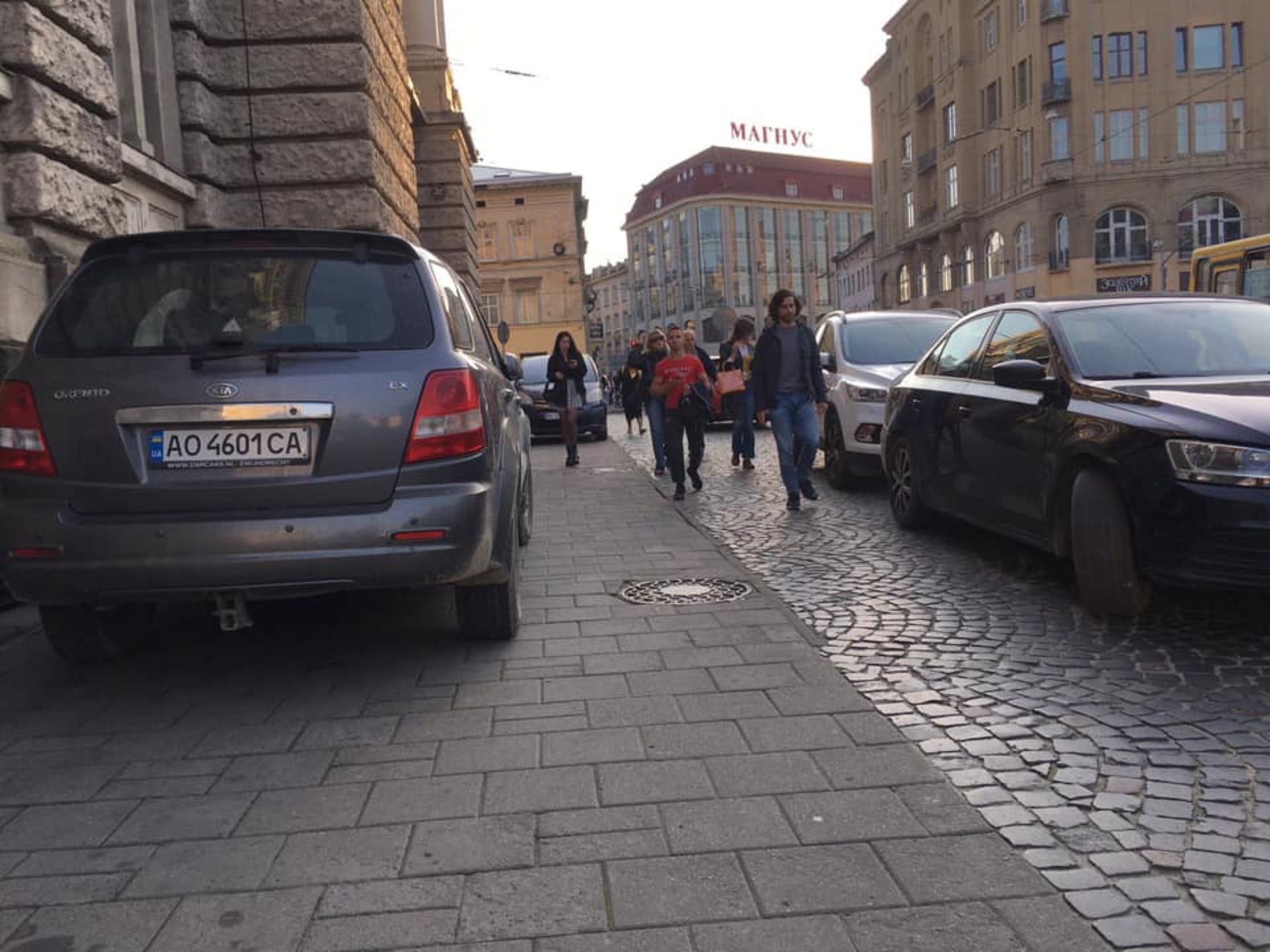 У Львові біля Оперного театру облаштували парковку, фото ГЛМЛ