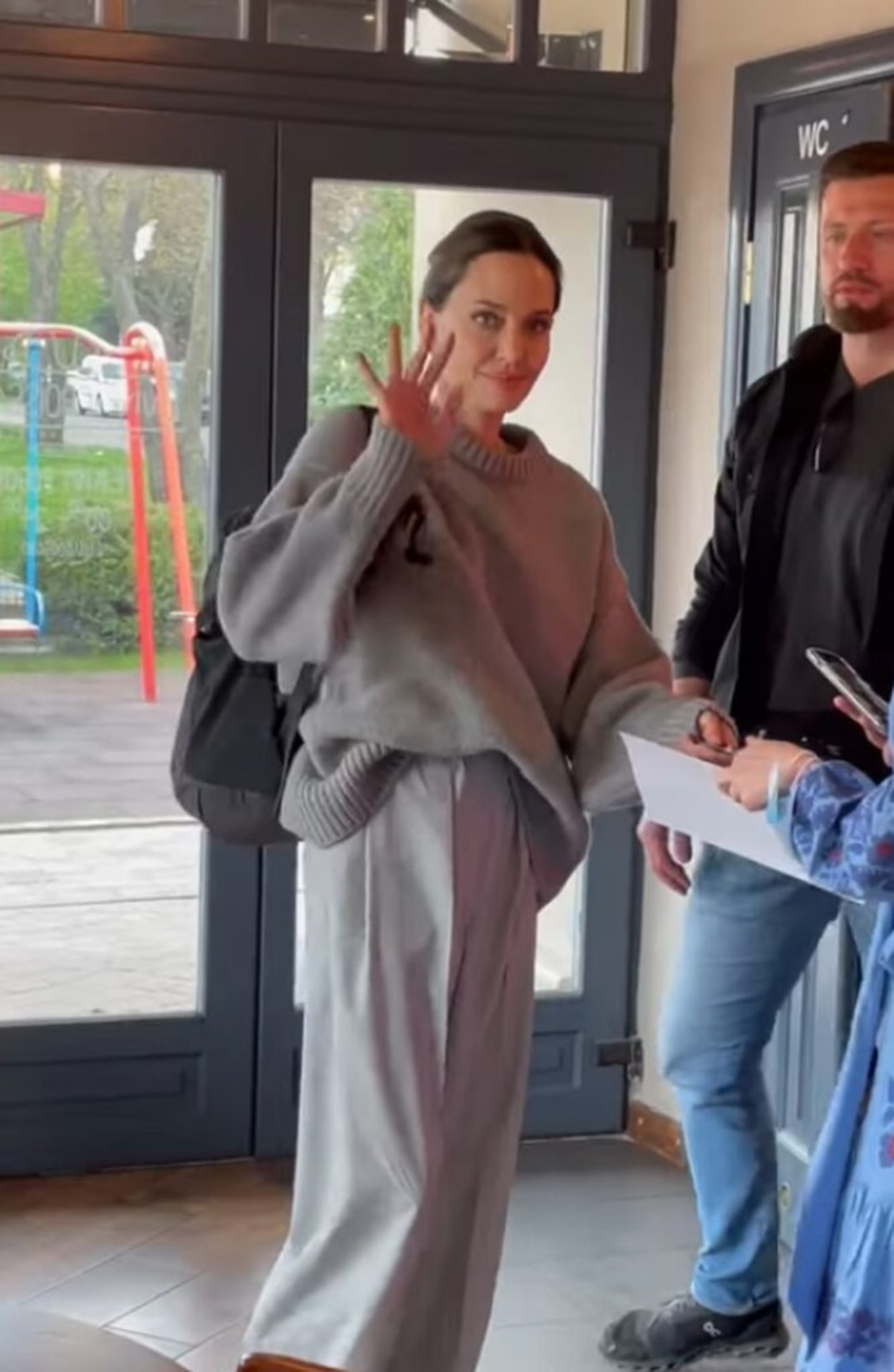 Анджеліну Джолі помітили у кав’ярні у Львові, скрін із відео