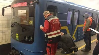 У Києві на колію метро впав самокат