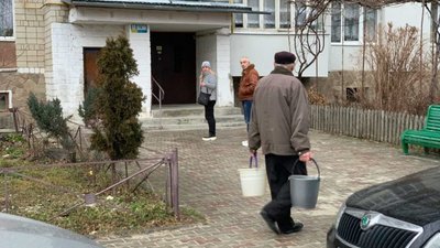 У Трускавці третю добу через відсутність водопостачання ажіотаж біля криниць та водовозок (ФОТО)