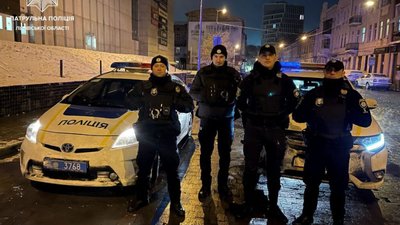 Львівські патрульні допомогли жінці, у якої стався судомний напад