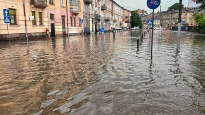 У Львові затопило вулицю Сахарова (ФОТО, ВІДЕО)