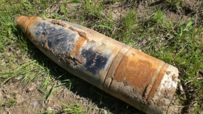 На Львівщині артснаряд часів війни десятки років знаходився біля дороги і за сотню метрів від будинків