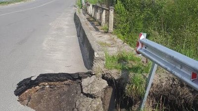 Біля Нового Роздолу мало не провалилась дорога (ФОТОРЕПОРТАЖ)