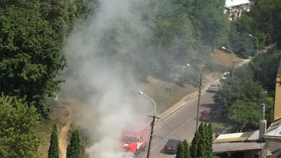 У Львові посеред дороги згоріла машина