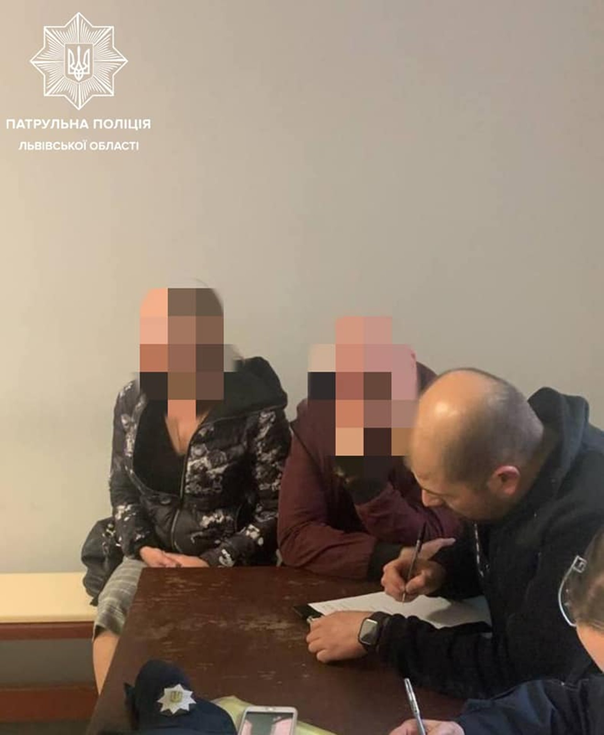 43-річний керманич пояснив, що у нього виник конфлікт з дружиною, яка перебувала в стані алкогольного сп'яніння і відмовлялася їхати додому