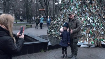 У Миколаєві пам’ятник св.Миколаю став новорічною ялинкою