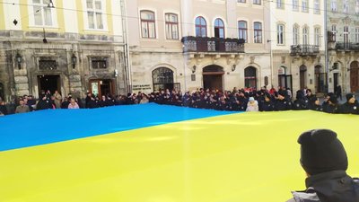 У центрі Львова розгорнули прапор України (ФОТОРЕПОРТАЖ)