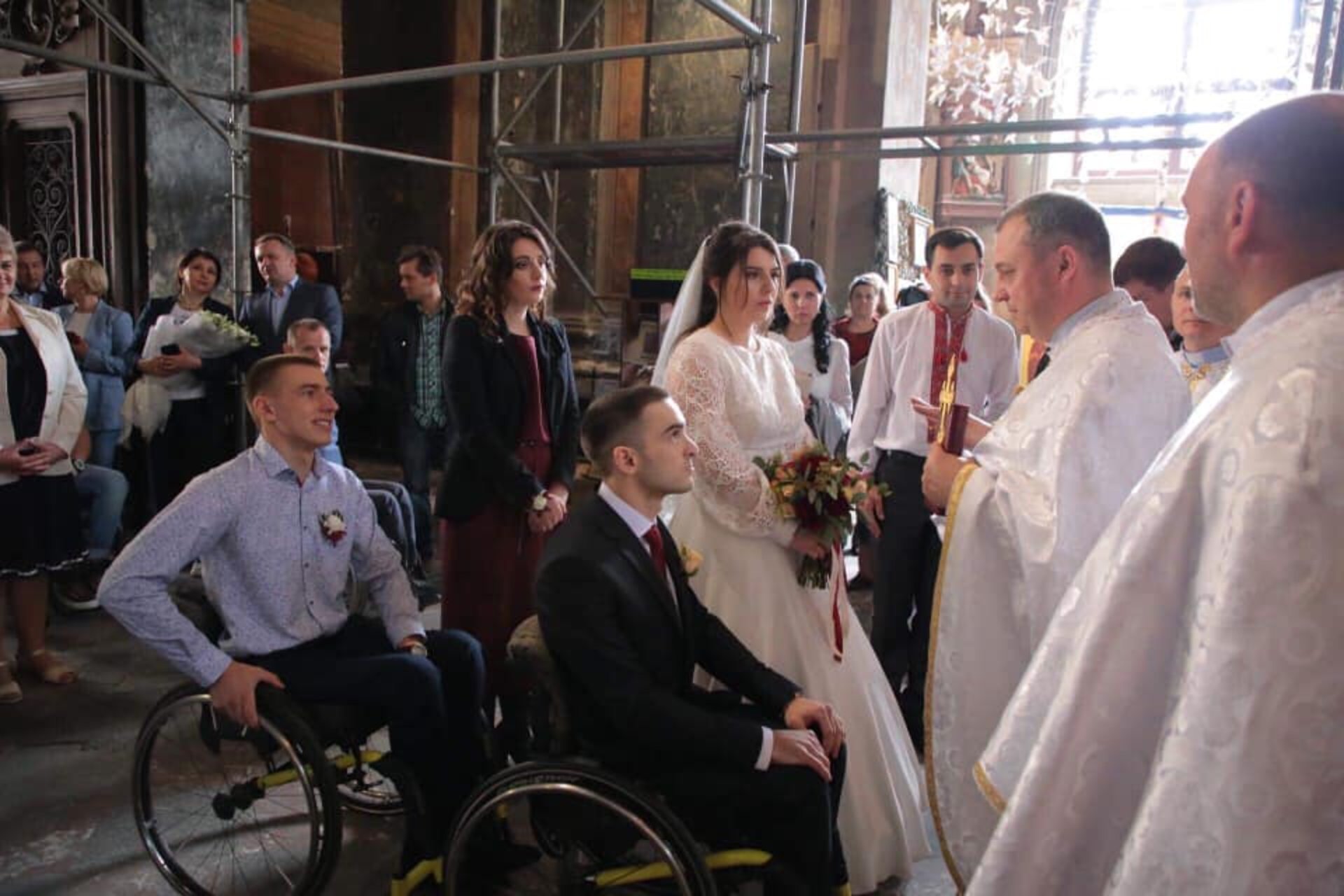 Синютка привітав учасника команди Ігри Нескорених з одруженням. Фото Олег Синютка