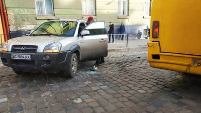 У центрі Львова маршрутка не розминулась із іномаркою (ФОТО)