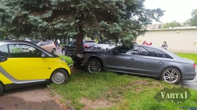 У Львові п’яна дівчина потрощила автомобілі (ФОТО, ВІДЕО)