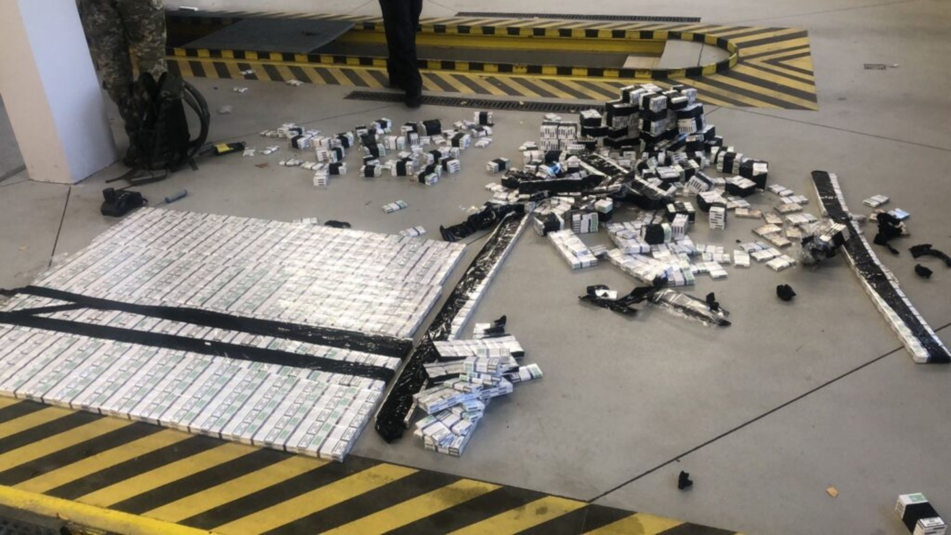 На кордоні з Польщею 19-річний чоловік втратив автомобіль через куриво