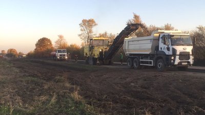Водіям: ремонтують дорогу між населеними пунктами Бучали та Комарно (ФОТО)